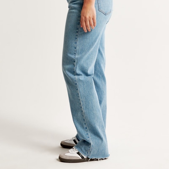 Abercrombie & Fitch - The Baggy Low Rise - Curve Love - Size 28/6R - Medium Wash - Picture 3 of 12